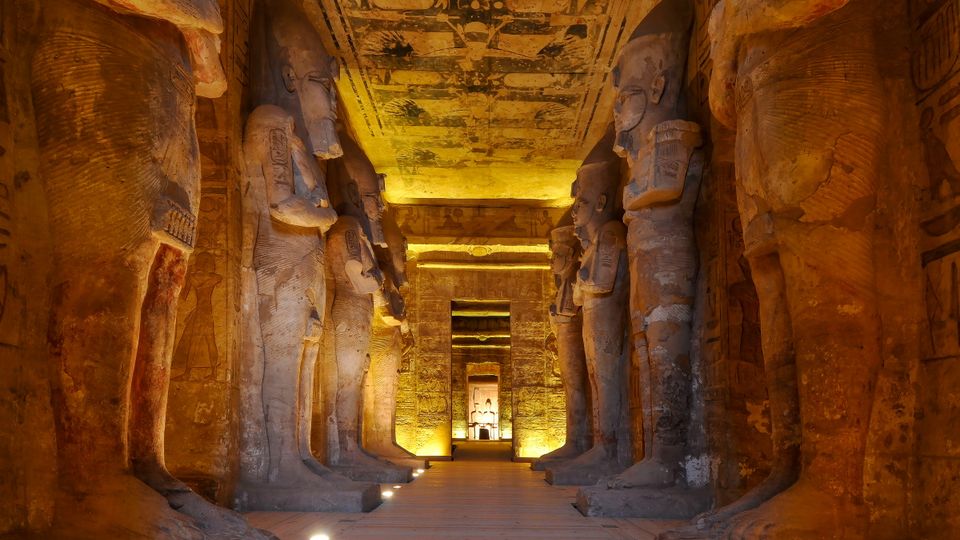 Innenansicht Abu Simbel Tempel Ramses II mit rechts und links vom Hauptweg platzierten Statuen