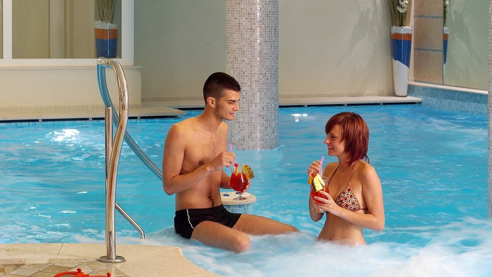 Schwimmbad im Alexander Hotel Alpine Wellness Dolomites