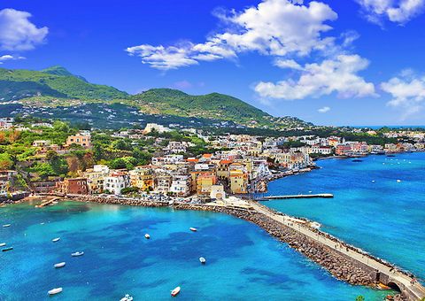 Blick auf den Hafen von Ischia