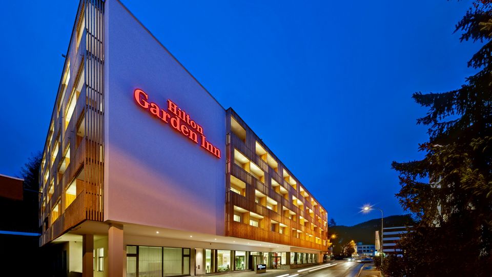 Hilton Garden Inn Davos am Abend