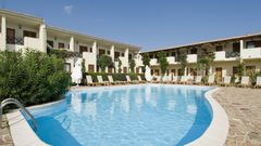 Hotel Palau Pool  ©Hotel Palau - momento großer sauberer Pool vor Hotel Palau auf Sardinien in Italien