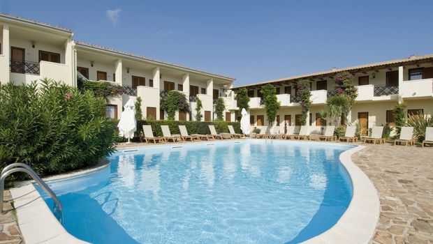 großer sauberer Pool vor Hotel Palau auf Sardinien in Italien