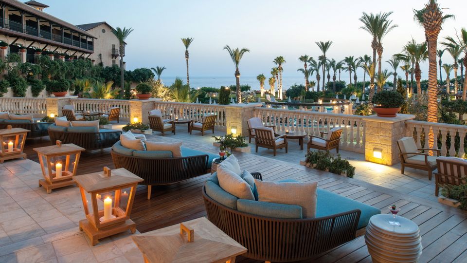 Stimmungsvolle Lounge-Terrasse mit bequemen Sitzmöbeln und Kerzenlaternen – perfekter Ort für einen entspannten Abend mit Blick aufs Meer.