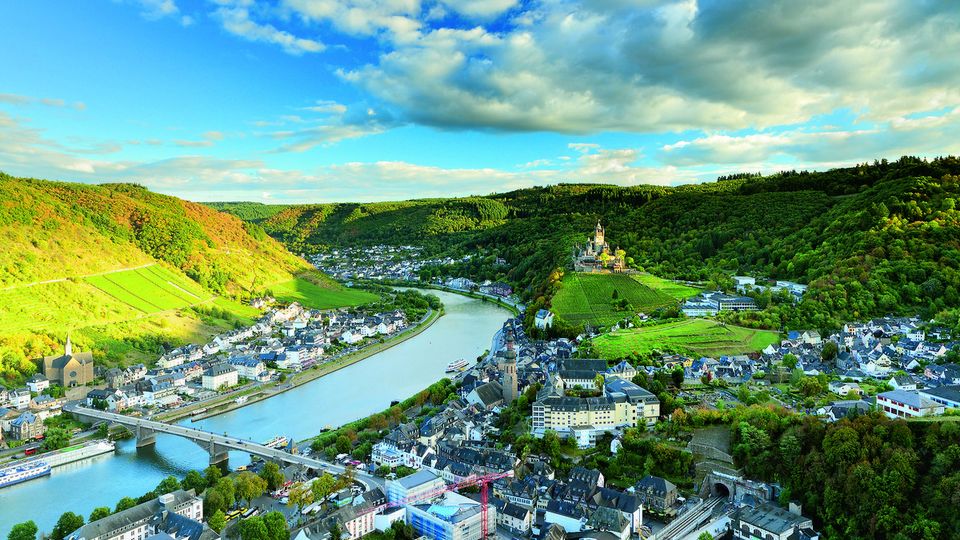Cochem im Moseltal mit umliegenden Weinbergen