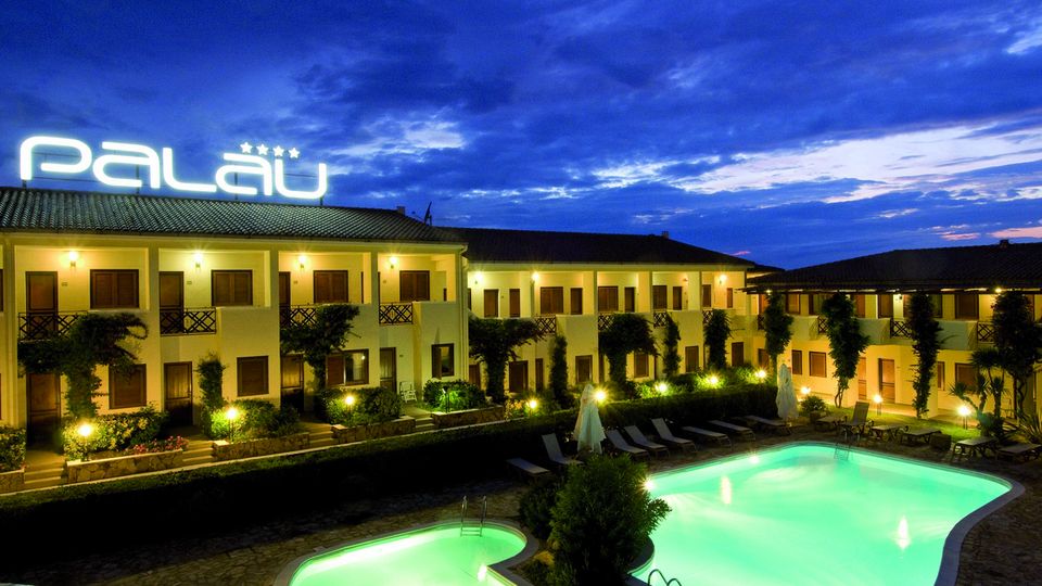 Hotel Palau Pool Abends ©Hotel Palau - momento Blick auf den Pool vor Hotel Palau auf Sardinien in Italien am Abend