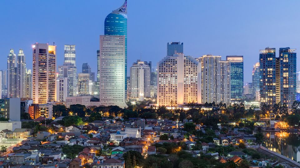 Skyline von Jakartas Innenstadt bei Sonnenuntergang