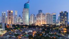 Skyline von Jakartas Innenstadt bei Sonnenuntergang