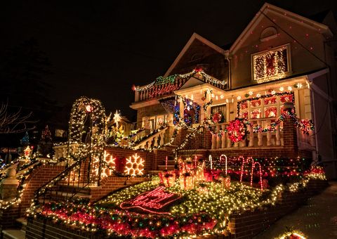 Amerikanische Häuser geschmückt mit weihnachtlicher Dekoration