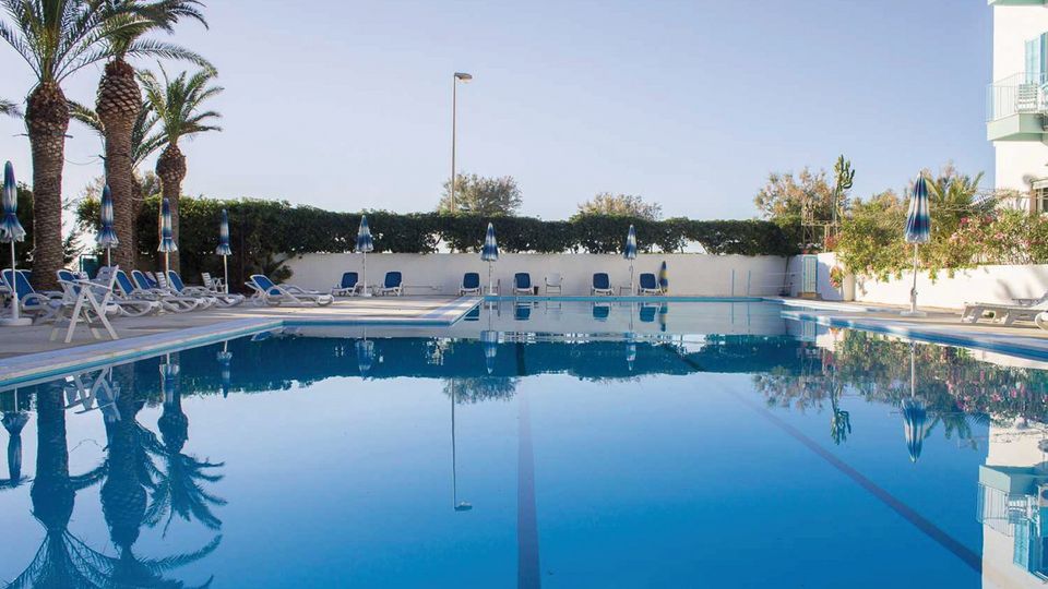 Badespaß im großen Pool am Hotel Tourist auf Sizilien in Italien