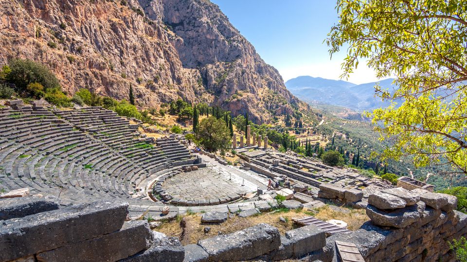 Amphitheater und der Apollon-Tempel in Delphi