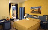 in blauen und gelben Farbtönen eingerichtetes Zimmer im Hotel Dolcestate auf Sizilien in Italien