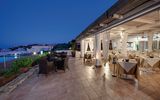 Außenbereich des Restaurants bei Nacht im Grand Hotel Porto Cervo auf Sardinien in Italien