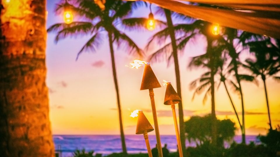 Hawaiianische Luau-Party mit Fackeln