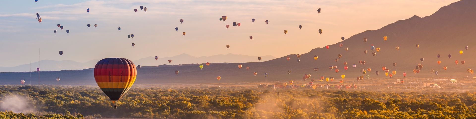 Ballons im Abendlicht bei einer Reise mit sz-Reisen