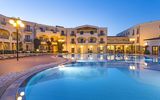 Blick auf Poolanlage vor Blu Hotel Morisco in Sardinien, Italien am Abend