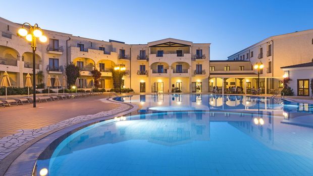 Blick auf Poolanlage vor Blu Hotel Morisco in Sardinien, Italien am Abend