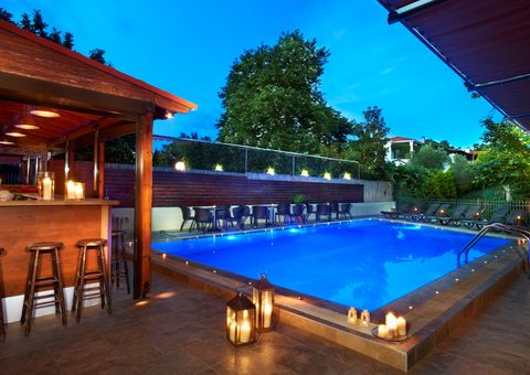 Stimmungsvolle Poollandschaft mit Bar und Kerzenbeleuchtung – perfekter Ort für entspannte Abende im Urlaub.
