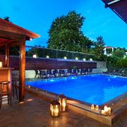 Stimmungsvolle Poollandschaft mit Bar und Kerzenbeleuchtung – perfekter Ort für entspannte Abende im Urlaub.