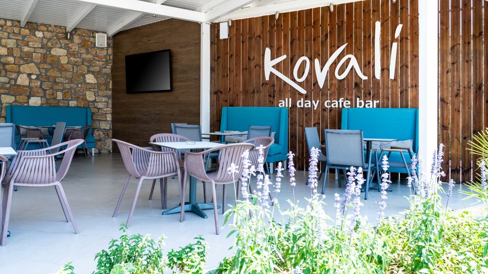 Moderne Café-Bar mit stilvoller Einrichtung, gemütlichen Sitzgruppen und offenem Ambiente – ideal für entspannte Momente bei einem Kaffee oder Cocktail in angenehmer Atmosphäre.