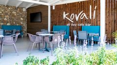 Moderne Café-Bar mit stilvoller Einrichtung, gemütlichen Sitzgruppen und offenem Ambiente – ideal für entspannte Momente bei einem Kaffee oder Cocktail in angenehmer Atmosphäre.