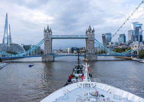 MS Hamburg in London an der Tower Bridge