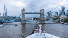 MS Hamburg in London an der Tower Bridge