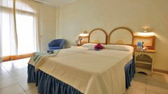 simples Zimmer zum entspannen im Hotel Posada auf Sardinien in Italien