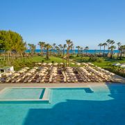 Hotel Mangias Himera Resort, Pool mit Liegen