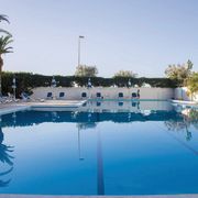 Badespaß im großen Pool am Hotel Tourist auf Sizilien in Italien