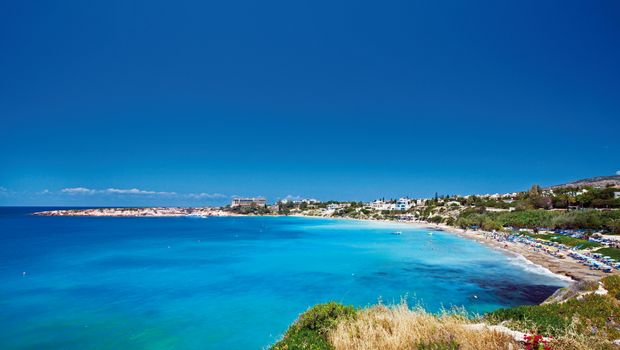 Blick über den Coral Bay, eine beliebte Badebucht auf Zypern