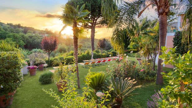 Sonnenuntergang in der Gartenanlage vom Hotel Terme la Pergola auf Ischia, Italien