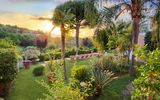 Sonnenuntergang in der Gartenanlage vom Hotel Terme la Pergola auf Ischia, Italien