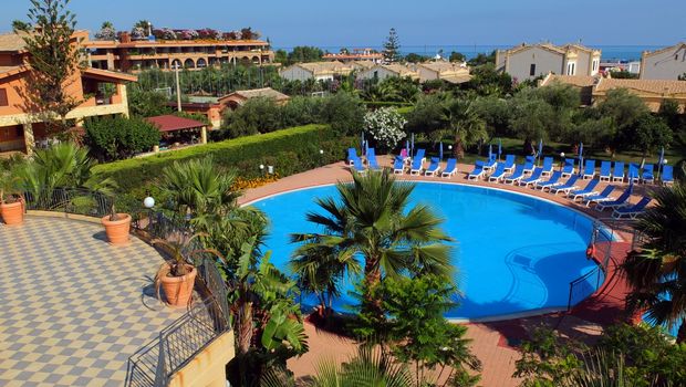 Baden und Entspannen im Pool am Hotel Dolcestate umgeben von grün auf Sizilien in Italien