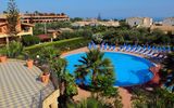 Baden und Entspannen im Pool am Hotel Dolcestate umgeben von grün auf Sizilien in Italien