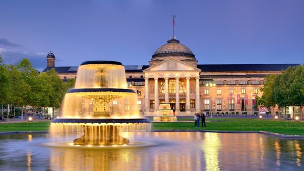 Wiesbaden, Kurhaus am Abend