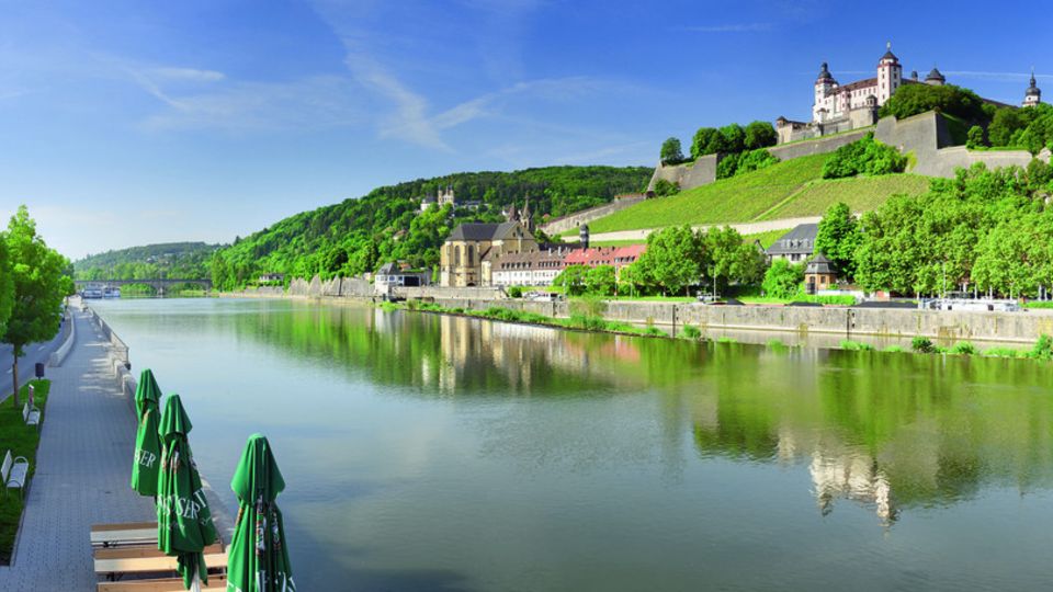Würzburg Mainufer mit Festung Marienberg