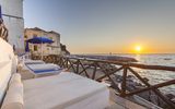 Entspannen auf der Terrasse mit Blick auf das Meer und den Sonnenuntergang im Hotel Piccolo Paradiso bei Sorrent in Italien