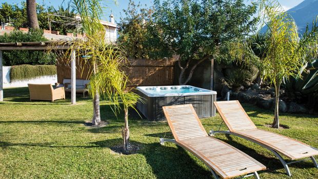 Liegen am Jacuzzi im Hotel Parco delle Agavi in Italien, Ischia