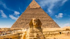 Pyramide von Gizeh mit Sphinx im Vordergrund