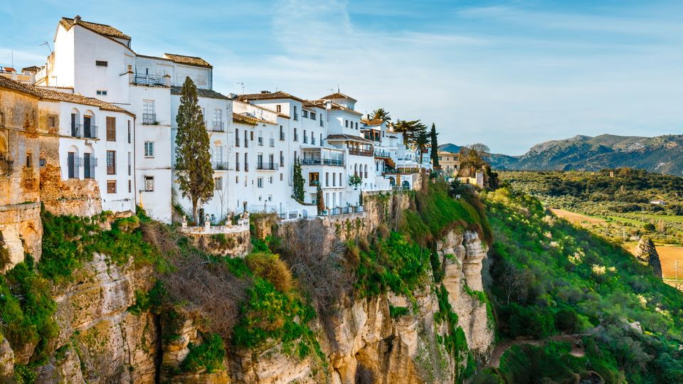 Häuserfront an der Klippe in Ronda, Andalusien