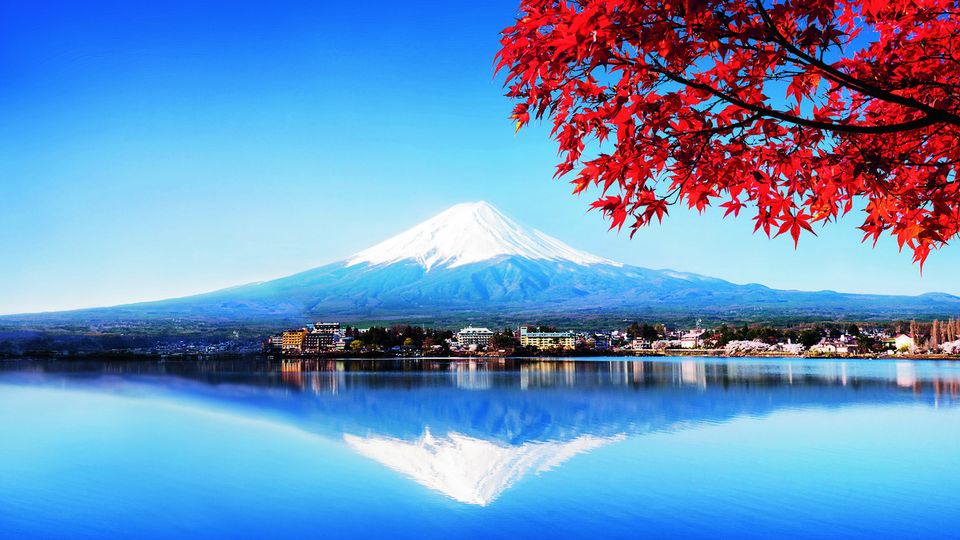 Mount Fuji und See Kawaguchiko im Herbst