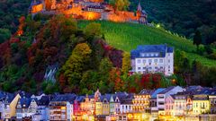 Cochem-Zell, Reichsburg Cochem mit Weinhang an der Mosel