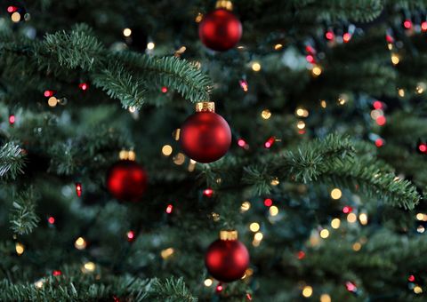Äste eines weihnachtlich geschmückten Tannenbaums
