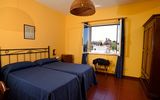 schlichtes Doppelzimmer mit schöner Aussicht im Hotel Gattopardo auf Lipari in Italien