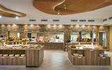 modernes Buffet im Blu Hotel Morisco in Sardinien, Italien