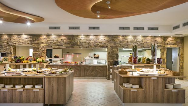 modernes Buffet im Blu Hotel Morisco in Sardinien, Italien