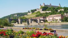 Würzburg Mainkai mit Blick auf Festung Marienberg