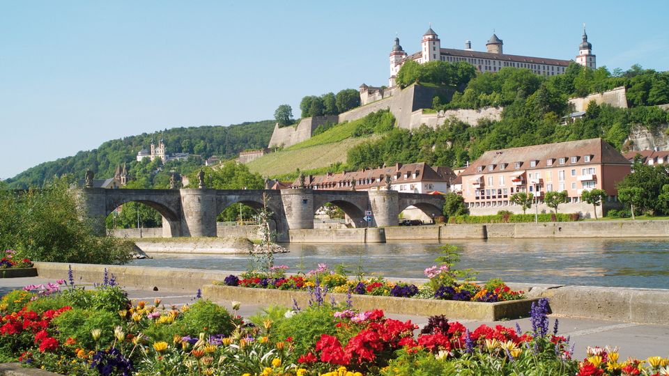 Würzburg Mainkai mit Blick auf Festung Marienberg