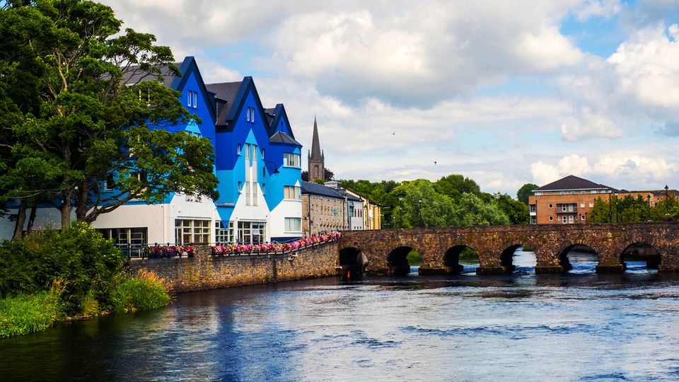 Sligo, schöne Landschaft mit Fluss und bunten Häusern