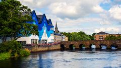 Sligo, schöne Landschaft mit Fluss und bunten Häusern